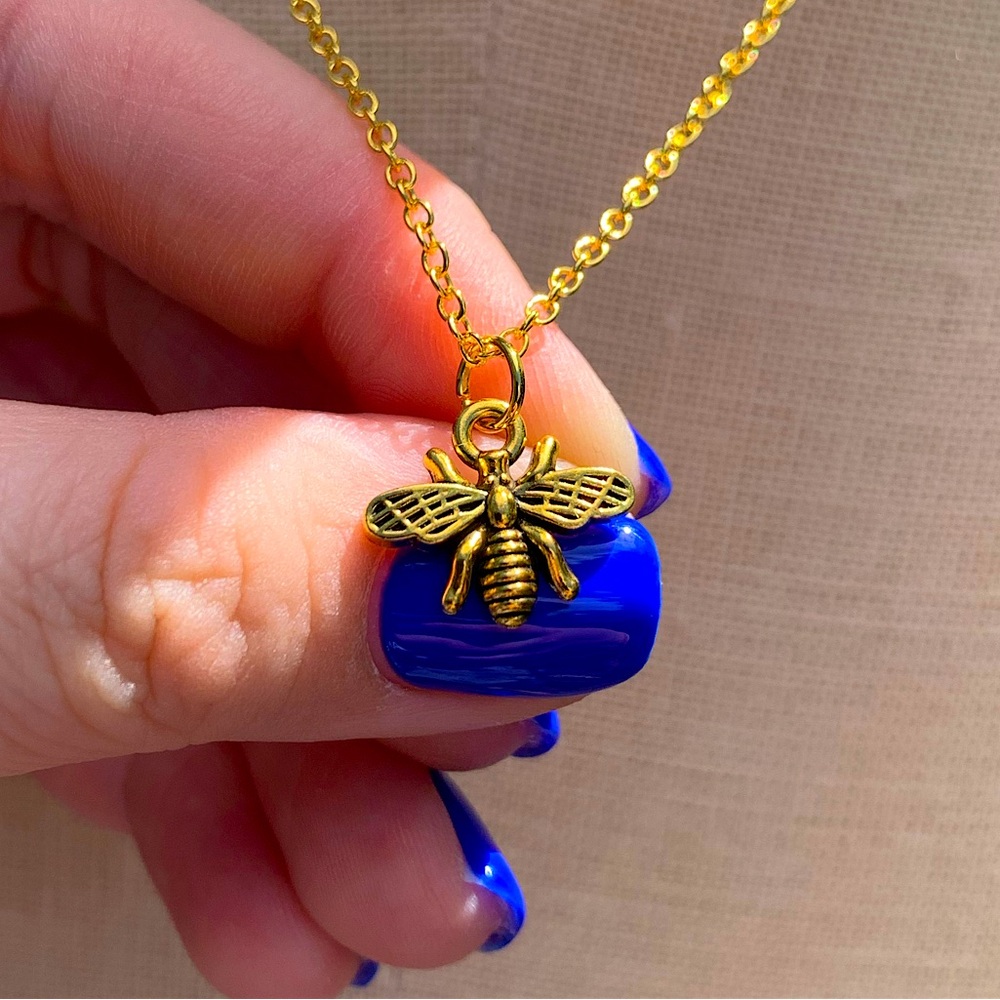 NWT Sterling Silver Plated Chain & Bee Alloy Metal Charm Necklace